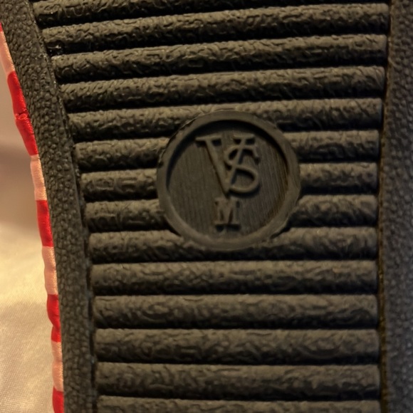 GUC Victoria’s Secret slippers. Size Medium. - Picture 5 of 9